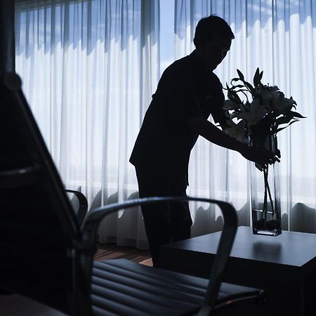 Pullman Kuching Hotel Exterior foto A chambermaid at work