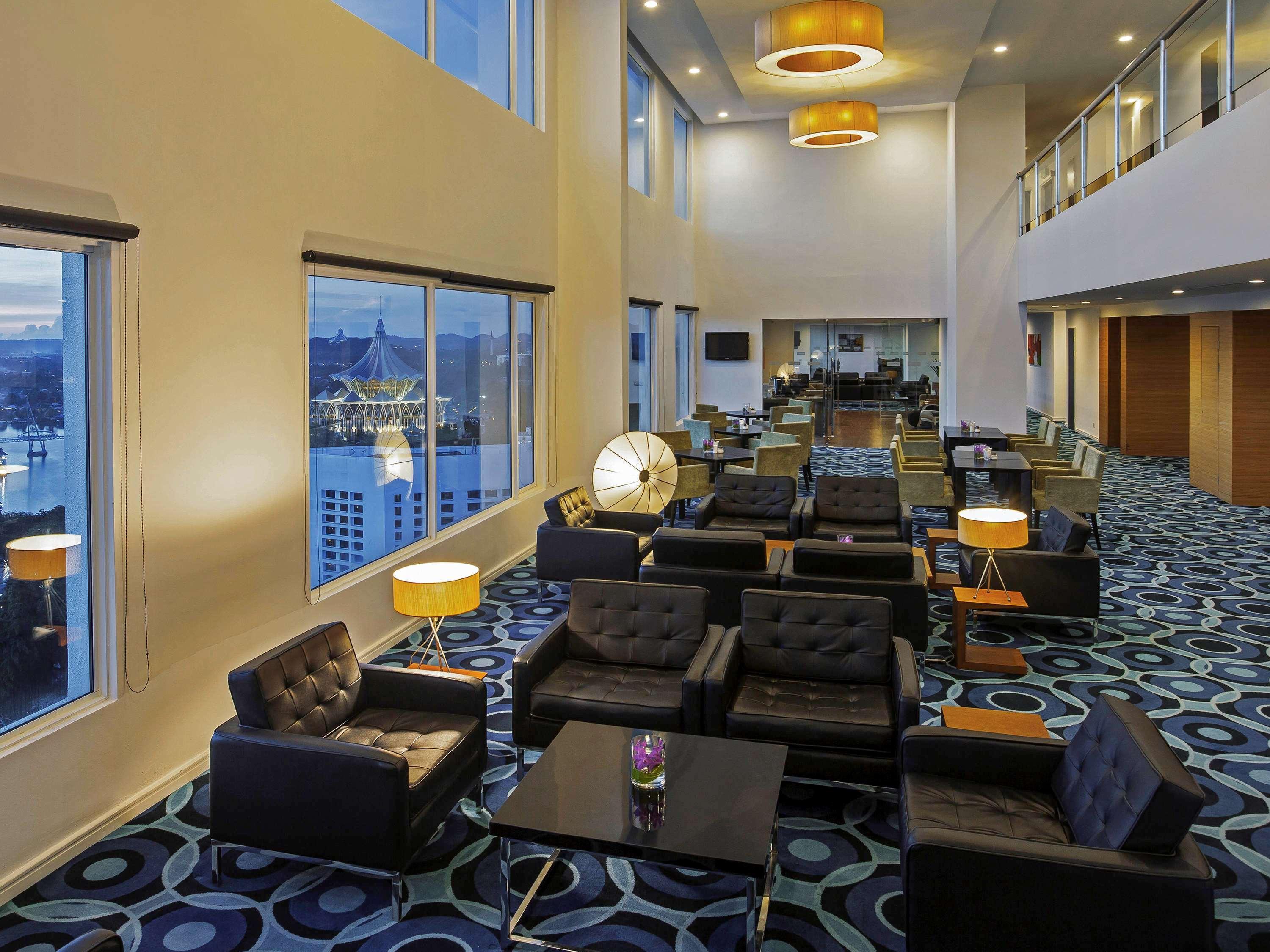 Pullman Kuching Hotel Exterior foto The lounge at the airport
