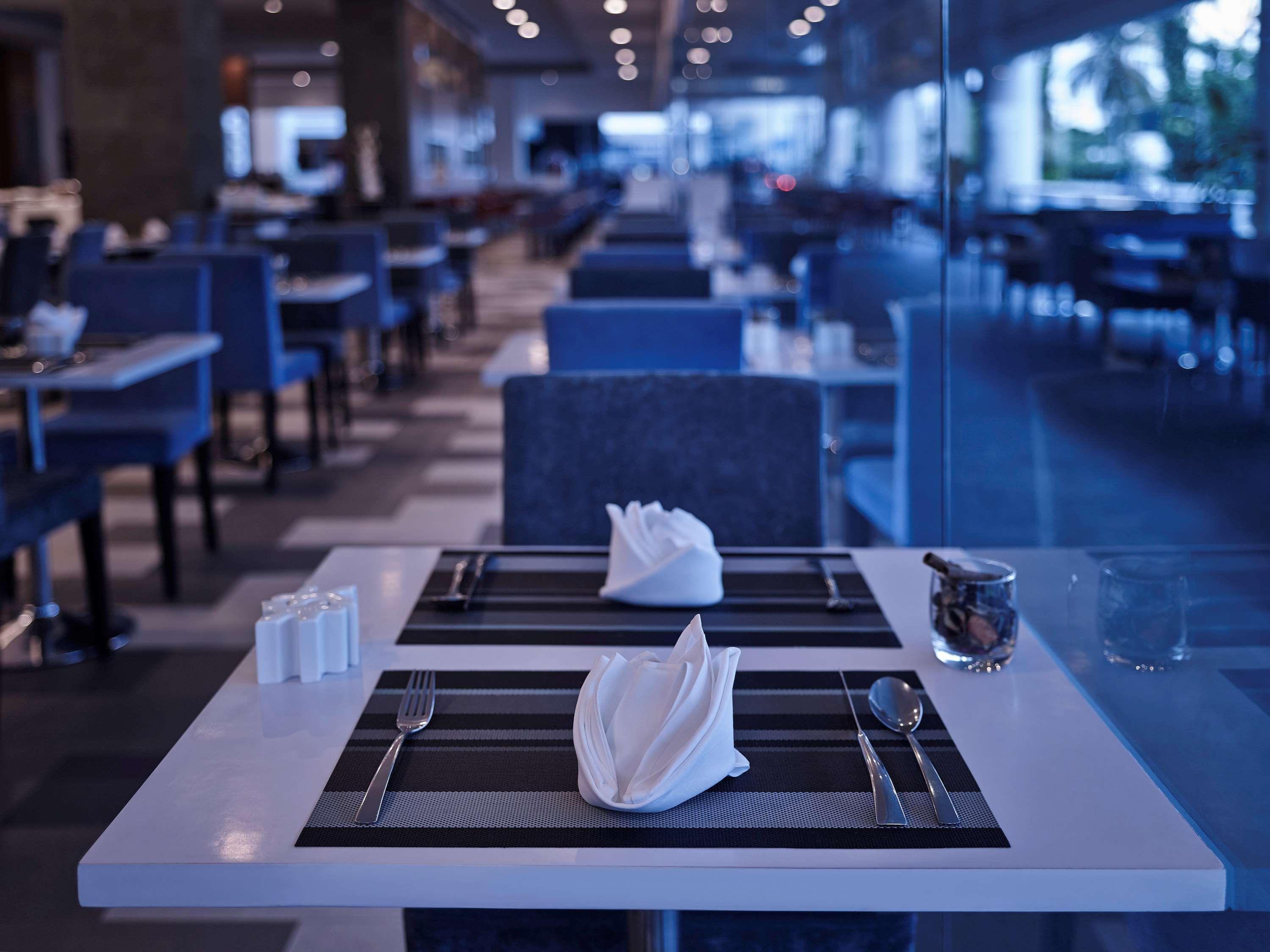 Pullman Kuching Hotel Exterior foto A place setting at a restaurant