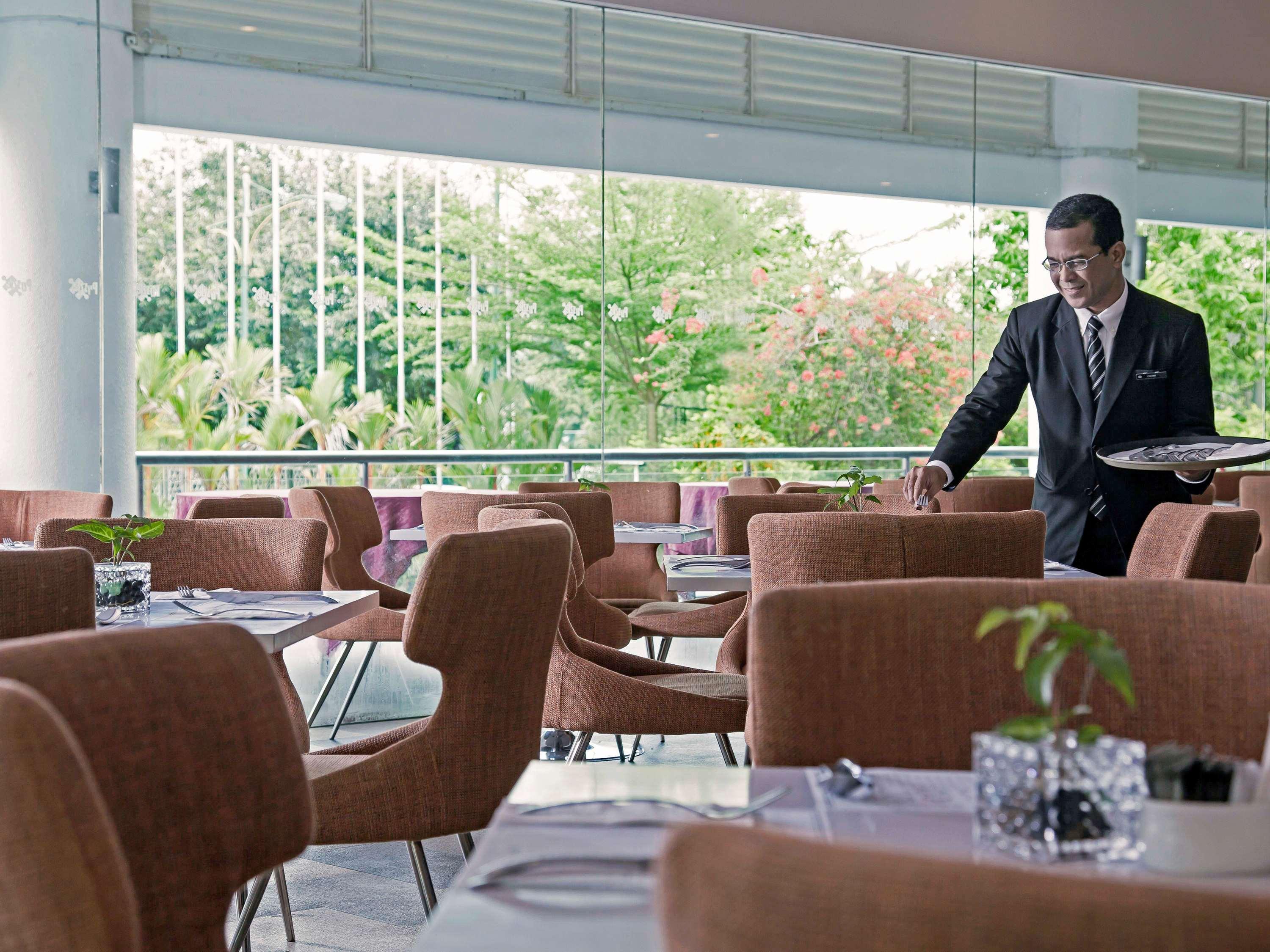 Pullman Kuching Hotel Exterior foto A restaurant at the hotel