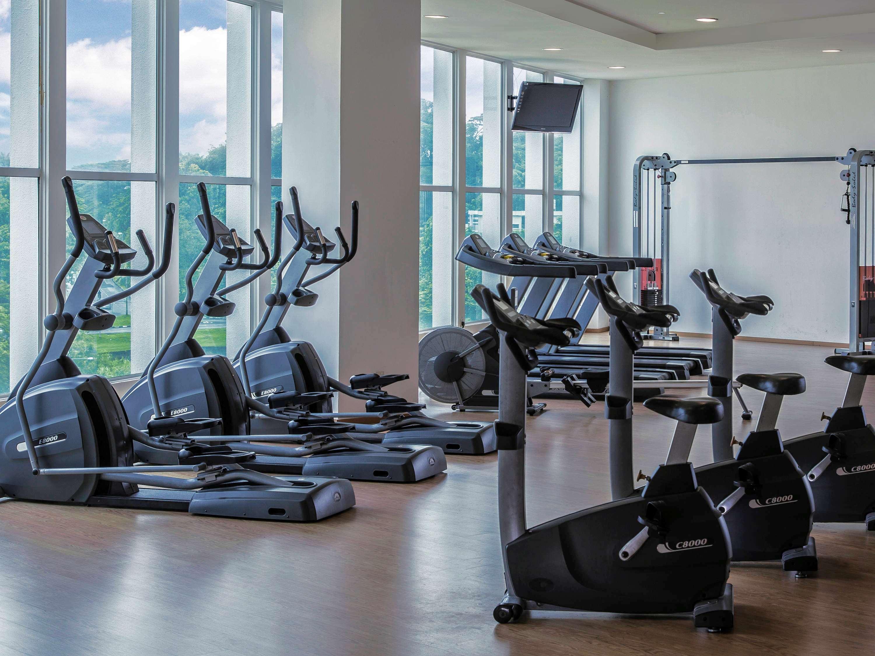 Pullman Kuching Hotel Exterior foto The gym at the hotel