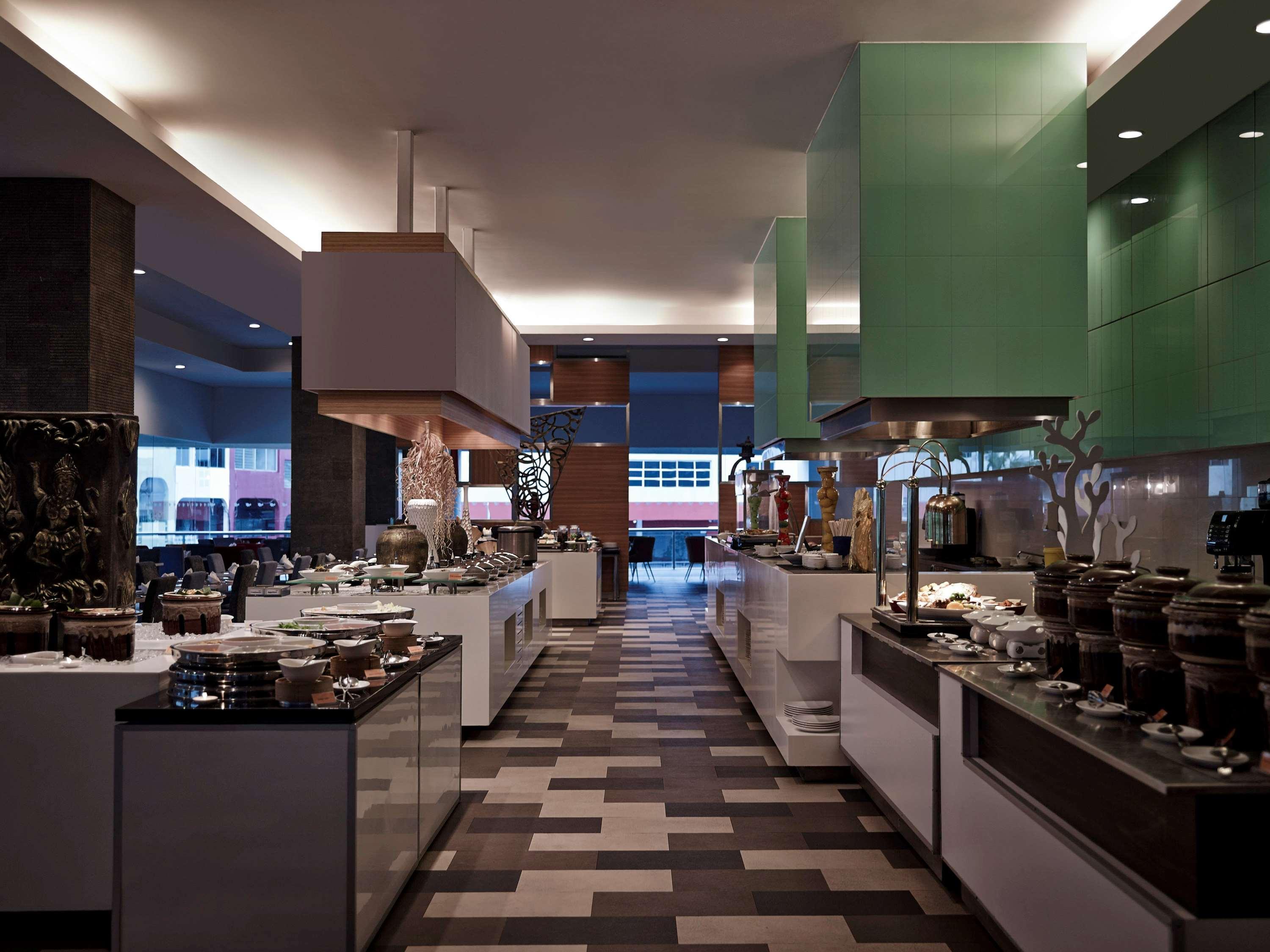 Pullman Kuching Hotel Exterior foto The buffet at the hotel