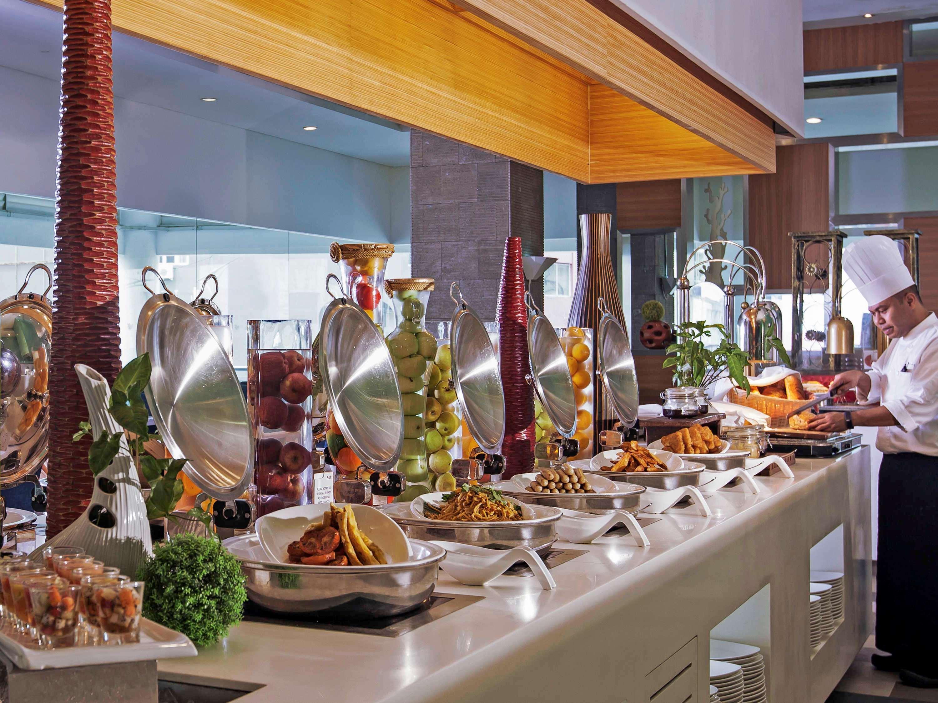 Pullman Kuching Hotel Exterior foto A buffet at a hotel