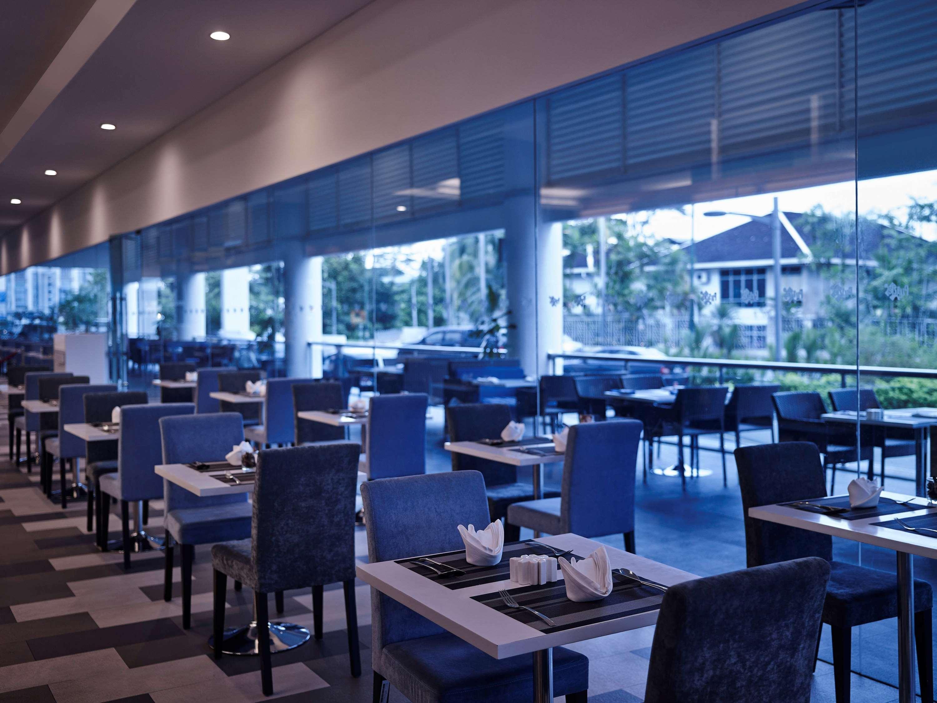 Pullman Kuching Hotel Exterior foto The restaurant at the airport