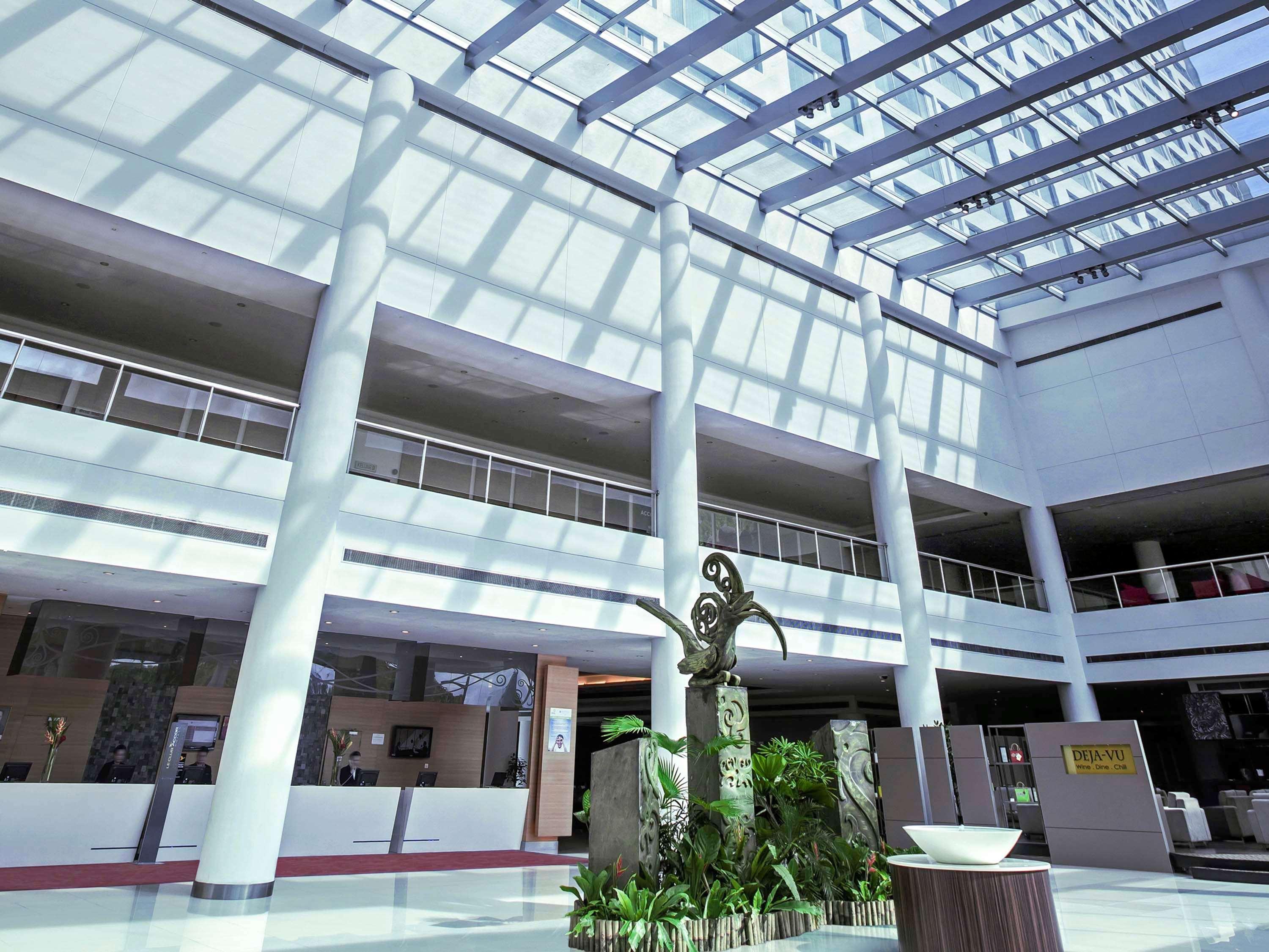 Pullman Kuching Hotel Exterior foto The atrium of the University of Novi Sad