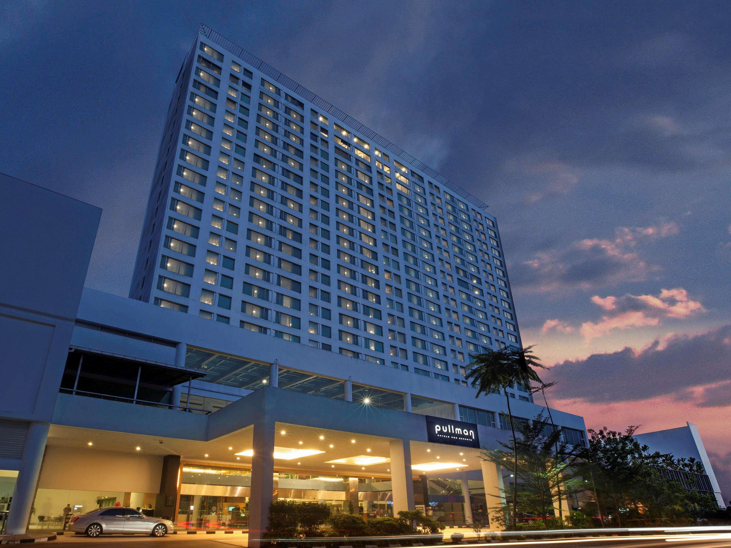 Pullman Kuching Hotel Exterior foto The hotel at dusk