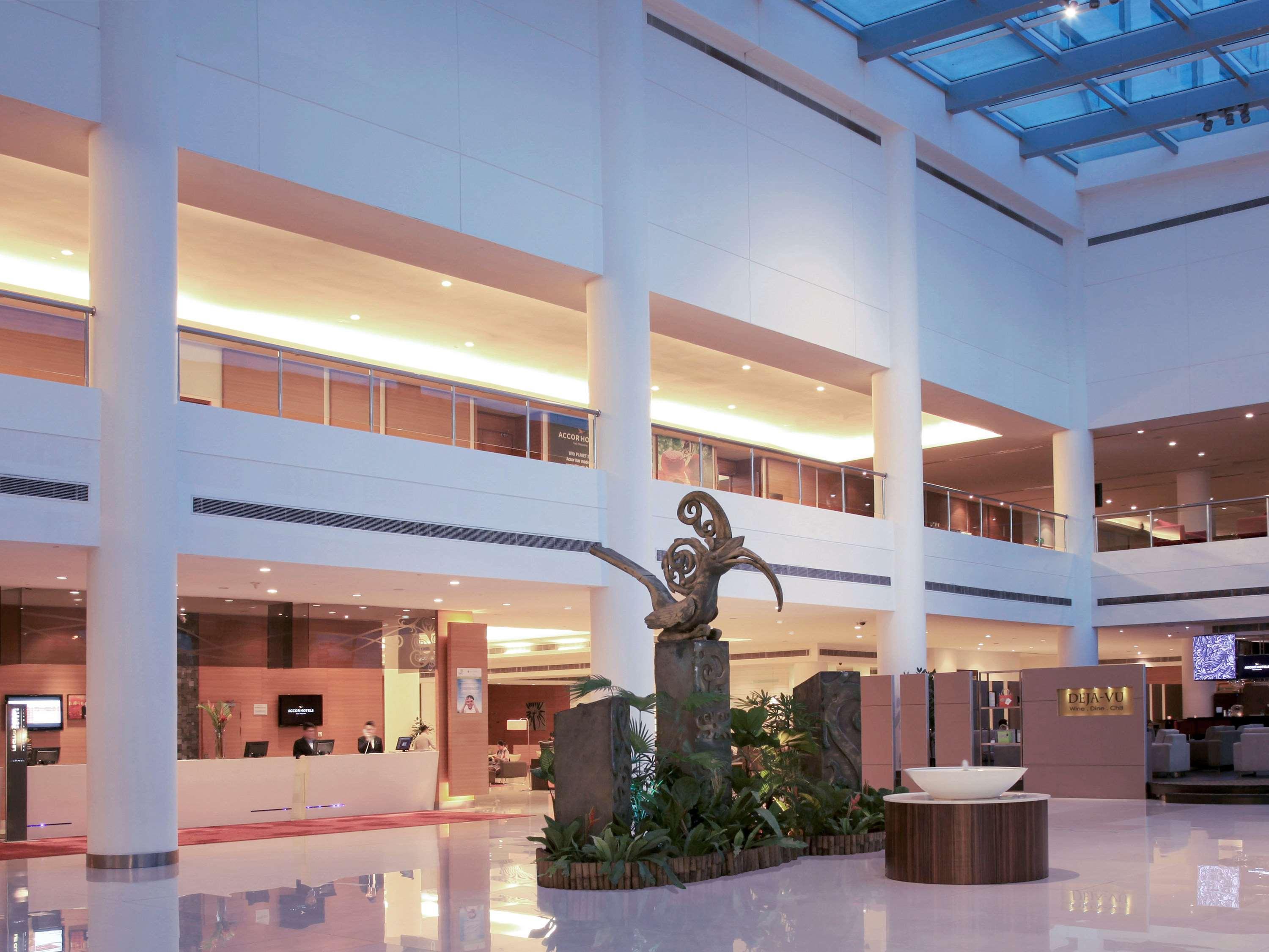 Pullman Kuching Hotel Exterior foto The lobby of the hotel