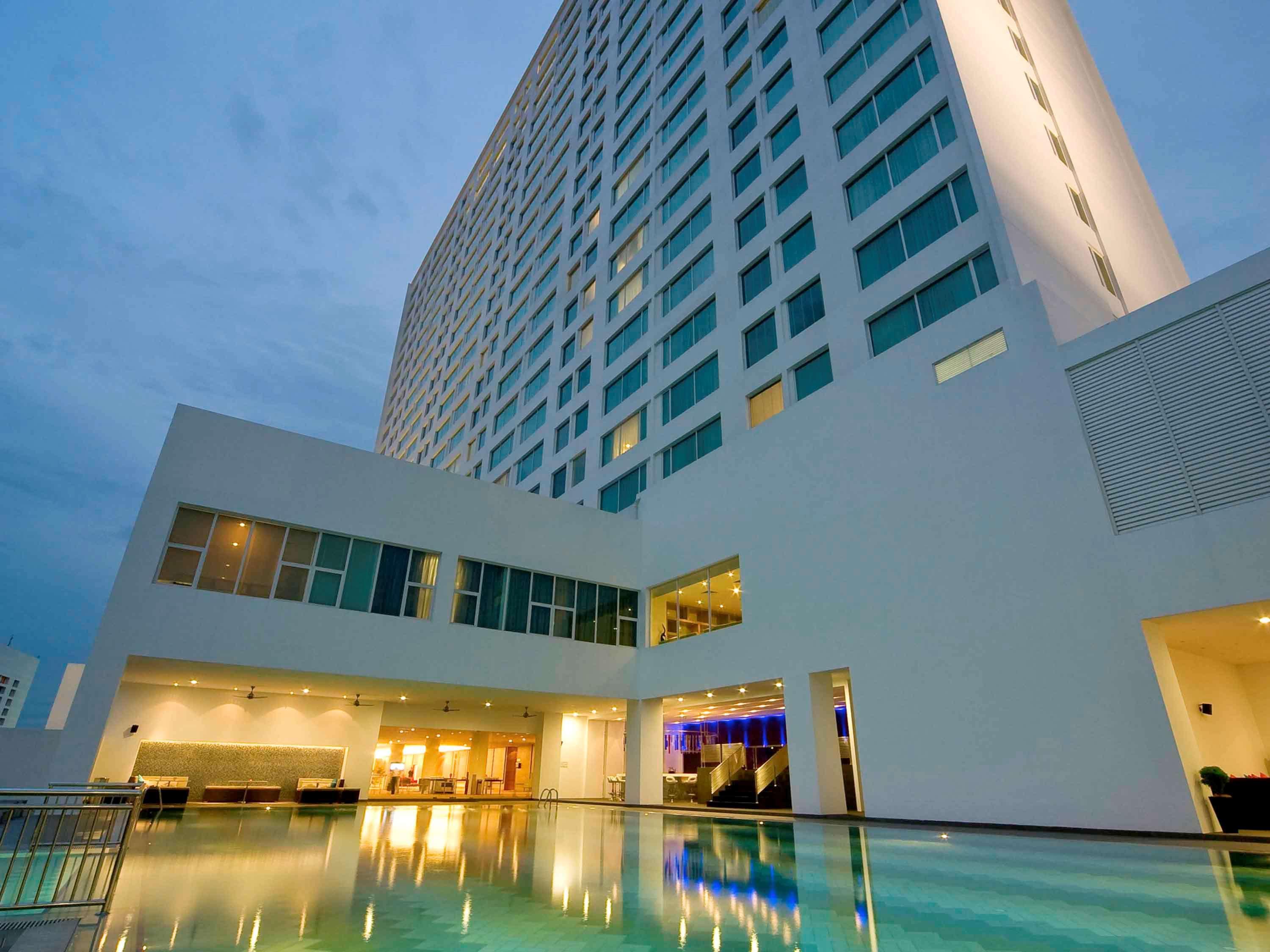 Pullman Kuching Hotel Exterior foto The hotel's swimming pool