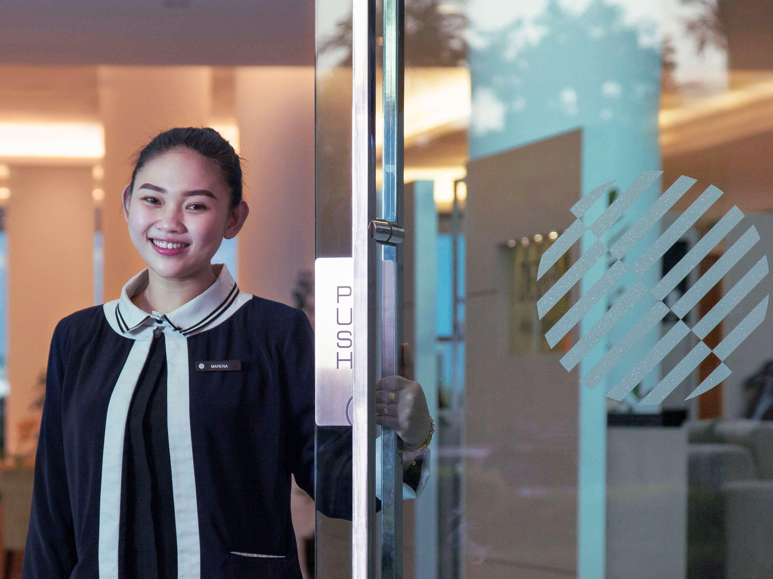 Pullman Kuching Hotel Exterior foto A Thai woman working at a hotel