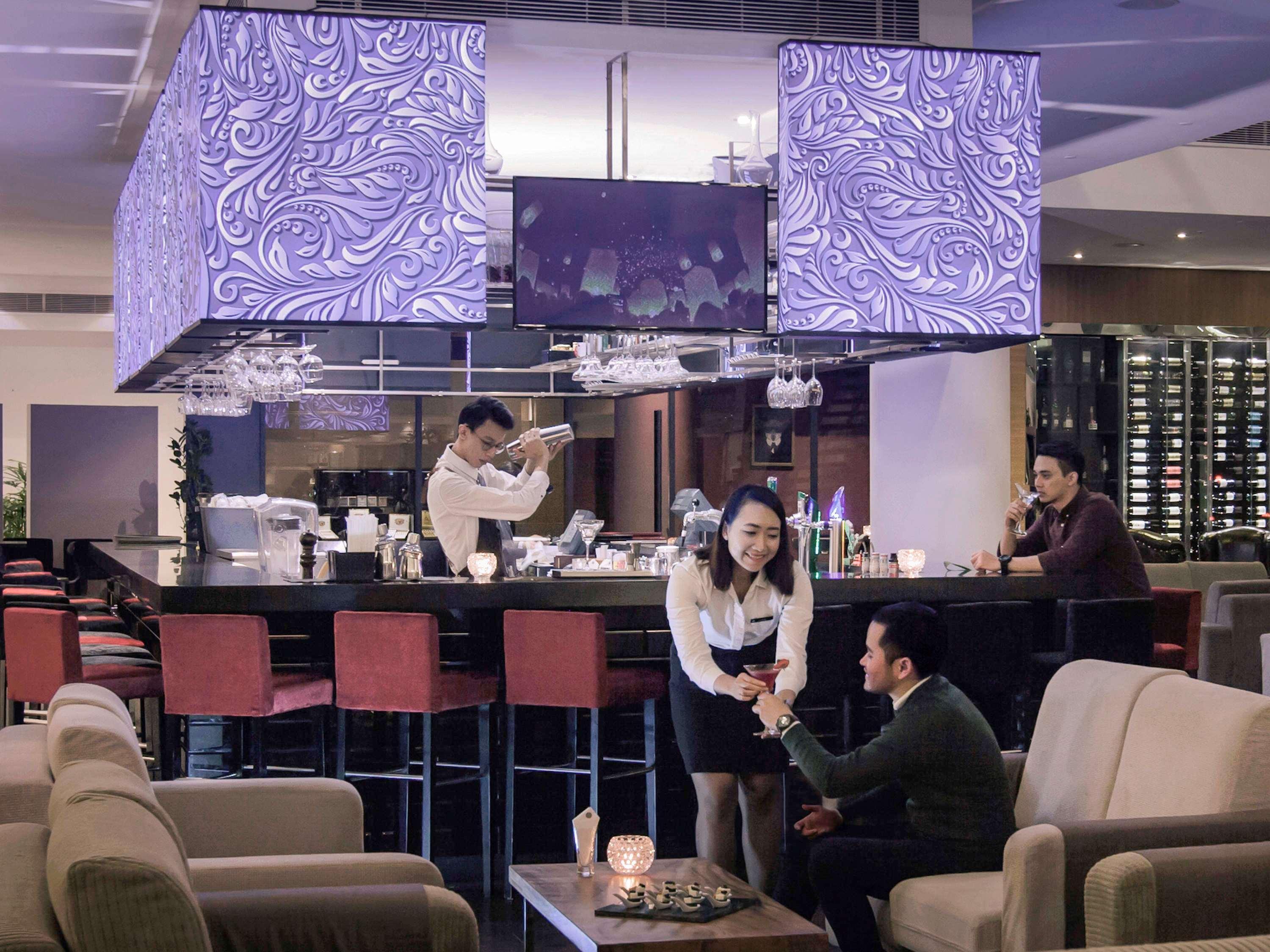 Pullman Kuching Hotel Exterior foto The bar at the lounge