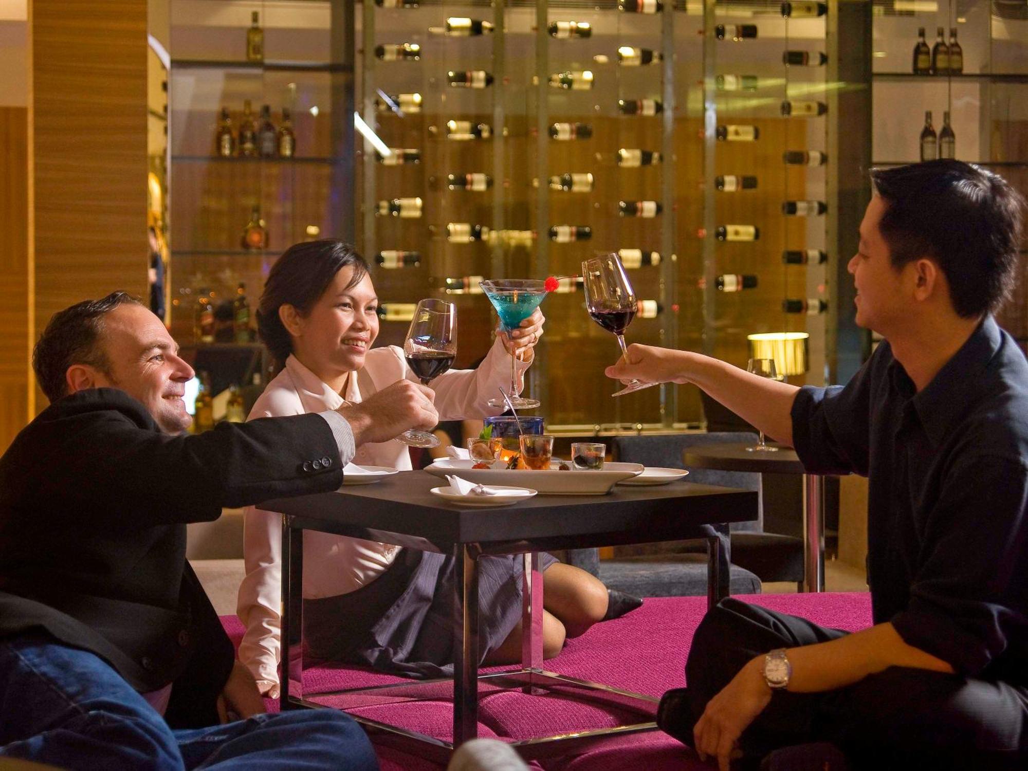 Pullman Kuching Hotel Exterior foto The Wine Bar