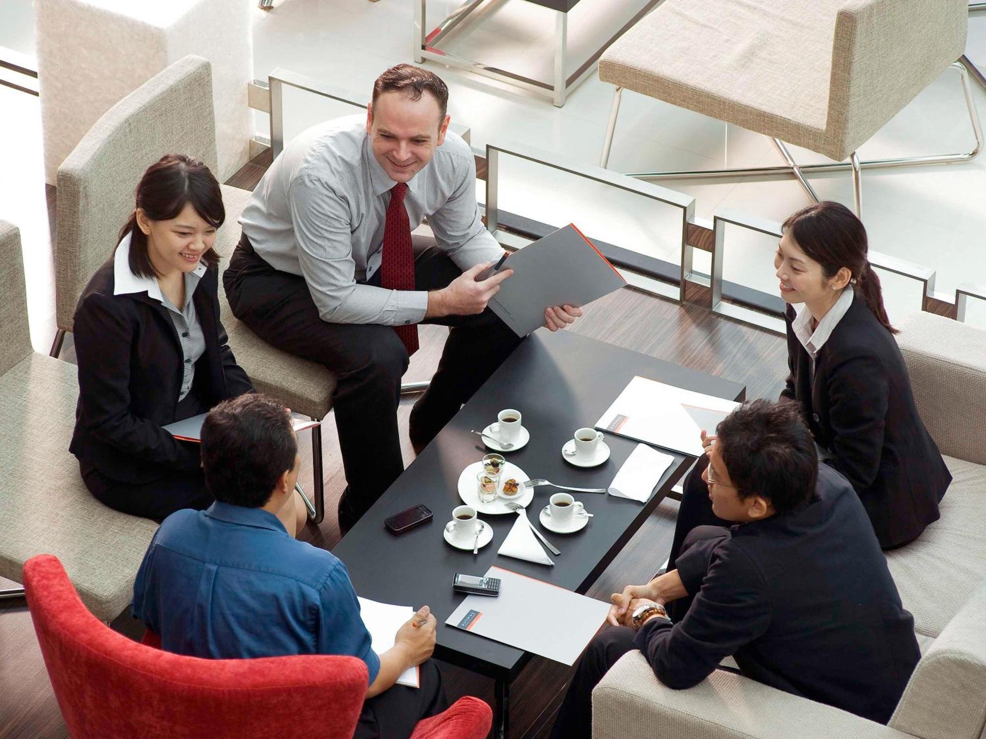 Pullman Kuching Hotel Exterior foto A team of businesspeople