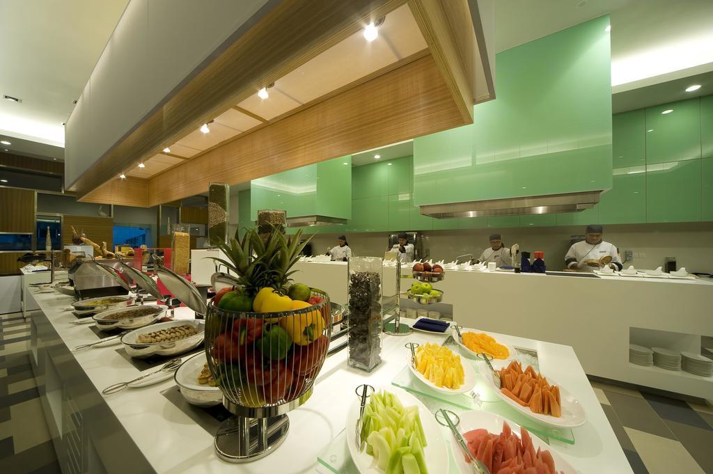 Pullman Kuching Hotel Restaurant foto A buffet at a hotel