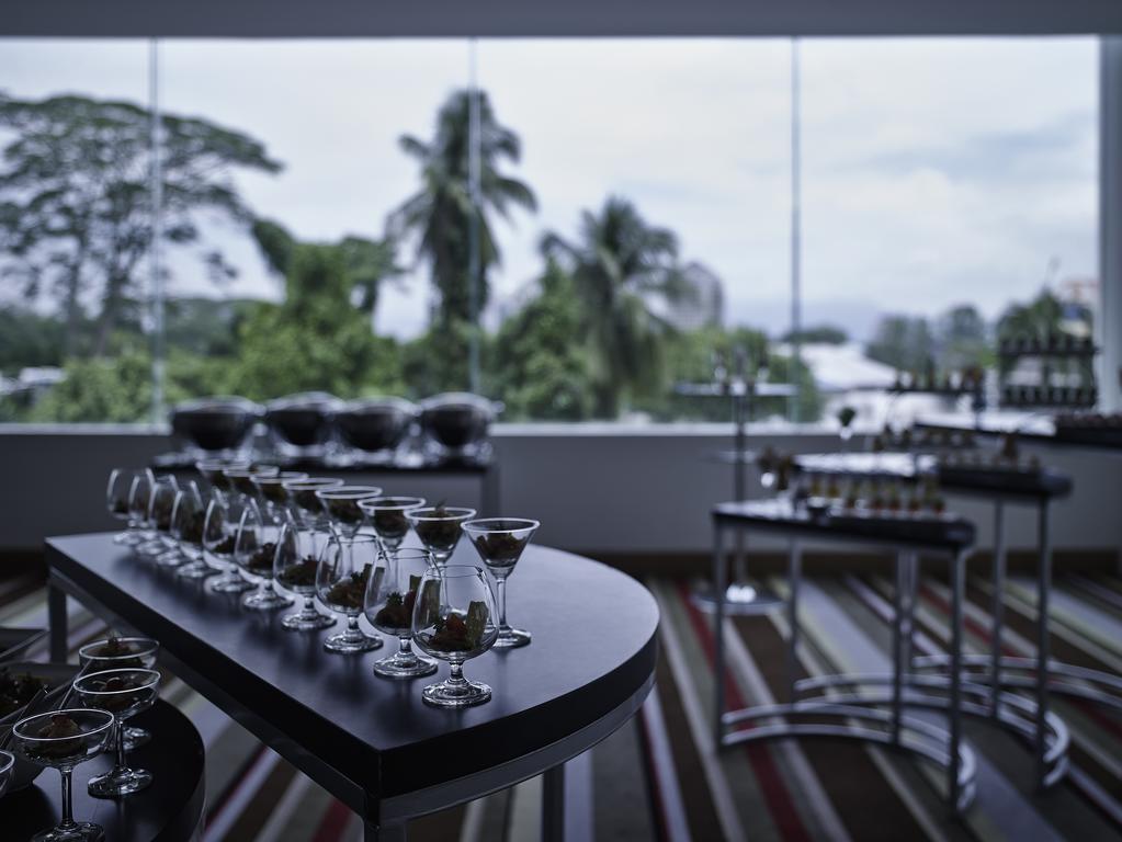 Pullman Kuching Hotel Exterior foto The bar at the 101 bar
