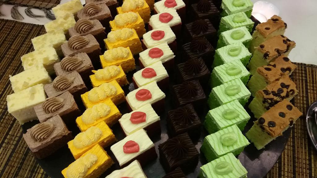 Pullman Kuching Hotel Exterior foto Petit fours