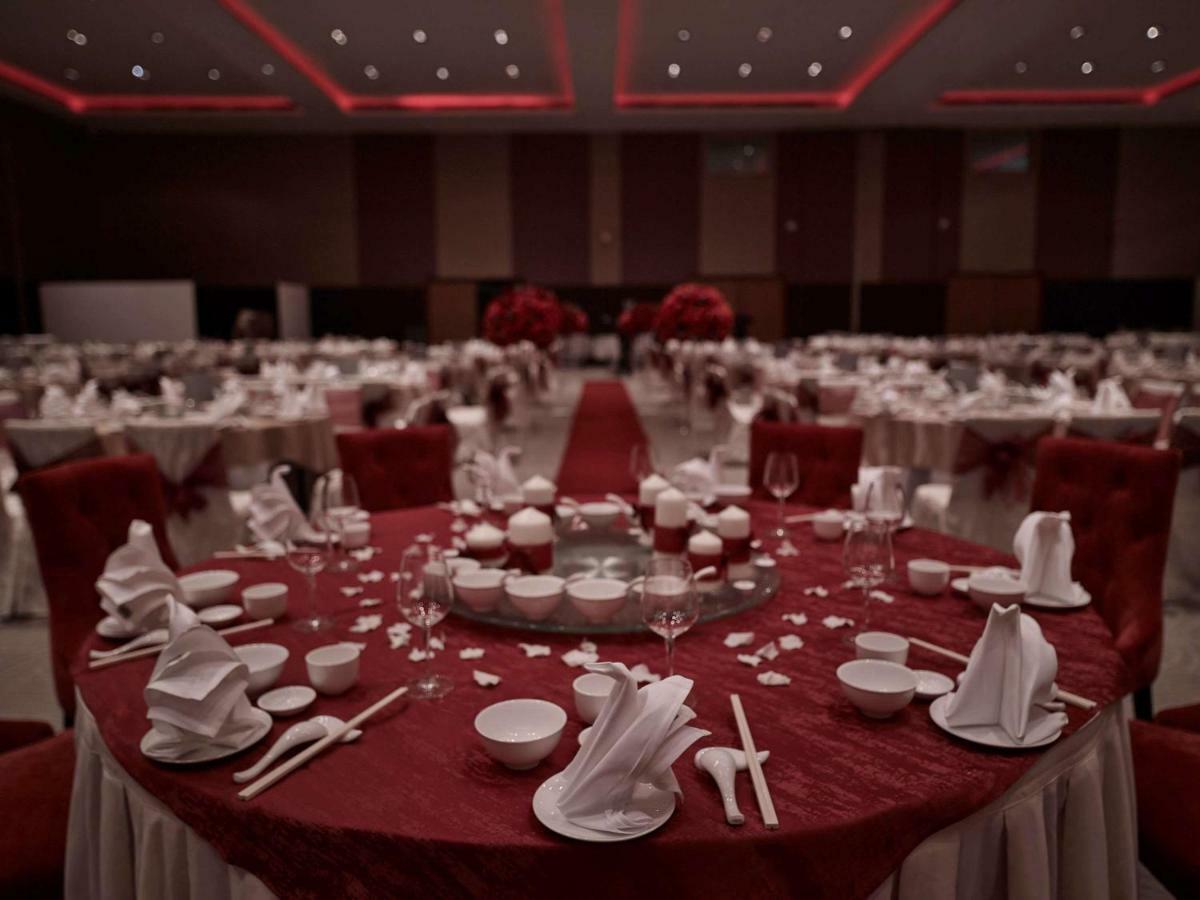 Pullman Kuching Hotel Exterior foto A typical table setting at a Chinese wedding banquet