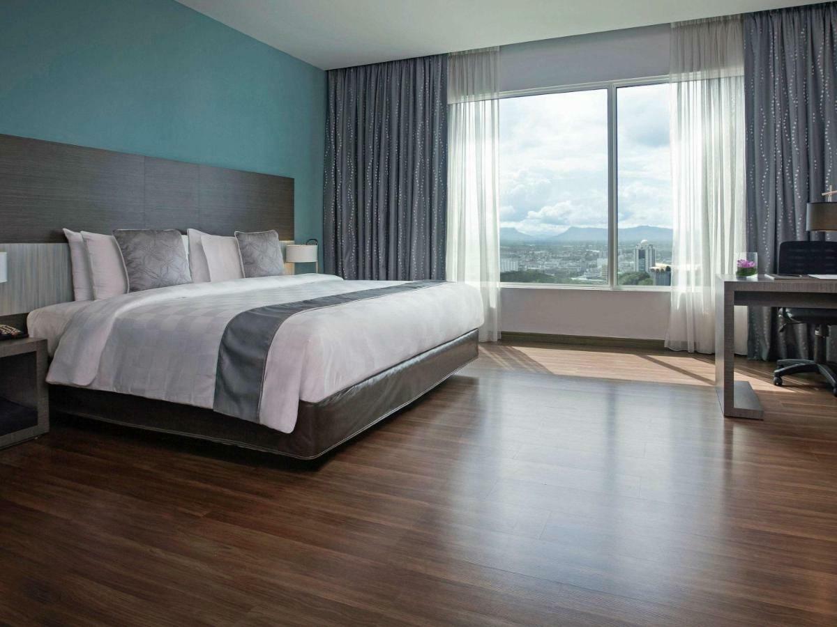 Pullman Kuching Hotel Exterior foto A typical hotel room