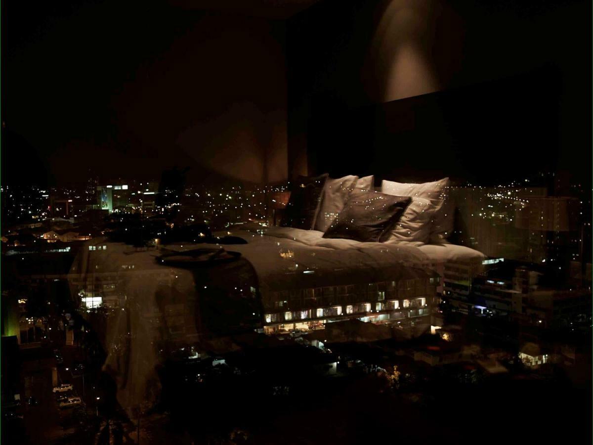 Pullman Kuching Hotel Exterior foto The view from the 100th floor of the building at night